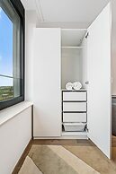 Stylish Luxurious Apt w Pool & Gym ID214