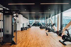 Stylish Luxurious Apt w Pool & Gym ID214