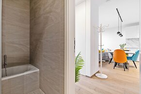 Stylish Luxurious Apt w Pool & Gym ID214