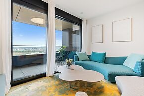 Stylish Luxurious Apt w Pool & Gym ID214