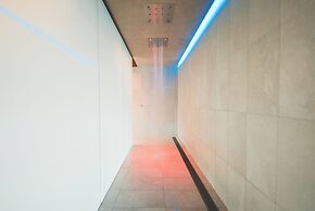 Stylish Luxurious Apt w Pool & Gym ID214