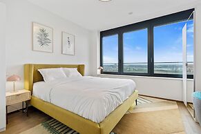 Stylish Luxurious Apt w Pool & Gym ID214