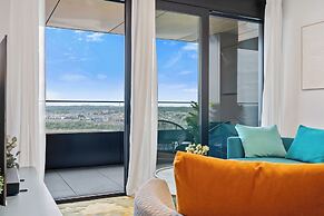 Stylish Luxurious Apt w Pool & Gym ID214