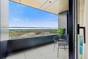 Stylish Luxurious Apt w Pool & Gym ID214