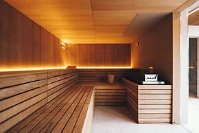 Stylish Luxurious Apt w Pool & Gym ID214