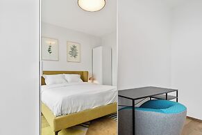 Stylish Luxurious Apt w Pool & Gym ID214