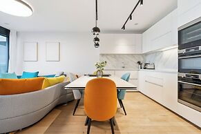 Stylish Luxurious Apt w Pool & Gym ID214