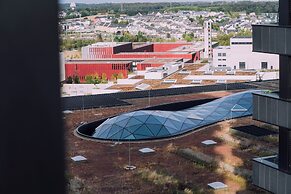 Stylish Luxurious Apt w Pool & Gym ID214