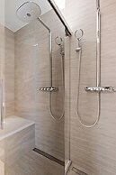 Stylish Luxurious Apt w Pool & Gym ID214