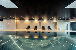 Stylish Luxurious Apt w Pool & Gym ID214