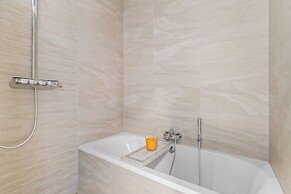 Stylish Luxurious Apt w Pool & Gym ID214