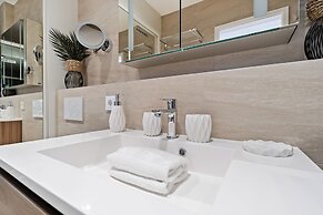 Stylish Luxurious Apt w Pool & Gym ID214