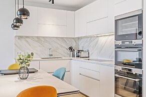 Stylish Luxurious Apt w Pool & Gym ID214