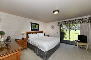 16 Fairways 2 Bedroom Condo by RedAwning