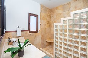 Pristine Bay 1106 4 Bedroom Home by RedAwning