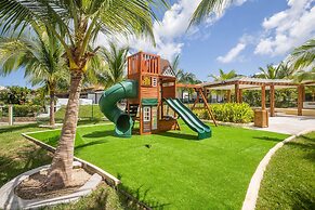 Pristine Bay 1106 4 Bedroom Home by RedAwning