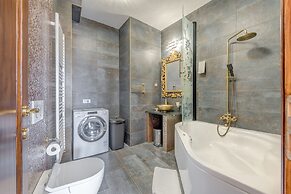 Grand Square Suite - Tale Of The City