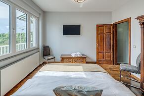 Grand Square Suite - Tale Of The City