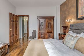 Grand Square Suite - Tale Of The City