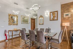 Grand Square Suite - Tale Of The City