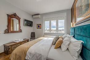 Grand Square Suite - Tale Of The City