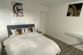 2 Bed - Sleeps 4 - With Parking
