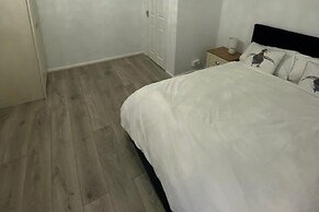 2 Bed - Sleeps 4 - With Parking