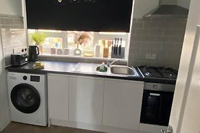 2 Bed - Sleeps 4 - With Parking