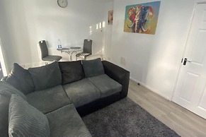 2 Bed - Sleeps 4 - With Parking