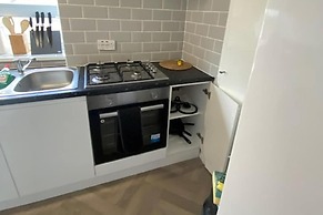 2 Bed - Sleeps 4 - With Parking
