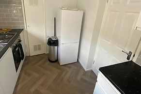 2 Bed - Sleeps 4 - With Parking