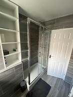 2 Bed - Sleeps 4 - With Parking