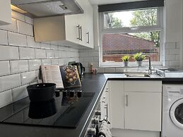 Modernised Central Wigan Townhouse Sleeps up to 6