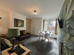 Modernised Central Wigan Townhouse Sleeps up to 6