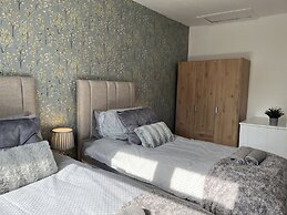 Modernised Central Wigan Townhouse Sleeps up to 6