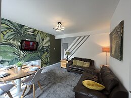 Modernised Central Wigan Townhouse Sleeps up to 6