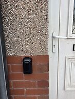 Modernised Central Wigan Townhouse Sleeps up to 6