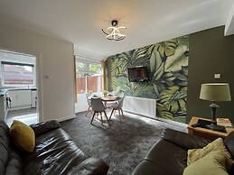 Modernised Central Wigan Townhouse Sleeps up to 6