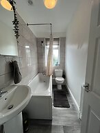 Modernised Central Wigan Townhouse Sleeps up to 6