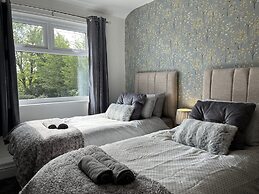 Modernised Central Wigan Townhouse Sleeps up to 6