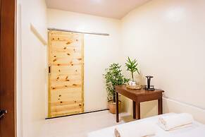 ALONA BEACH SIDE INN