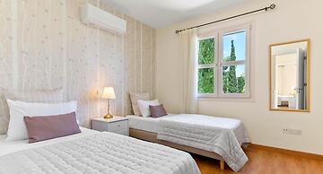 Villa Nefeli - Charming Townhouse in the Heart of Aphrodite Hills Reso