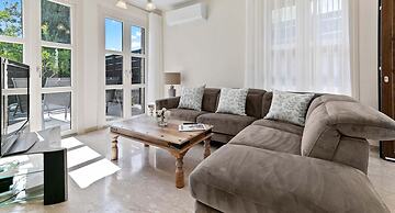 Villa Nefeli - Charming Townhouse in the Heart of Aphrodite Hills Reso