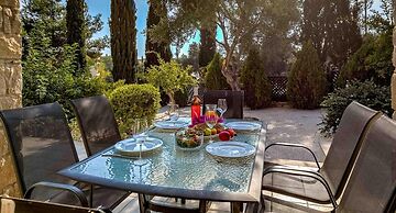 Villa Nefeli - Charming Townhouse in the Heart of Aphrodite Hills Reso