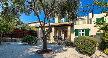 Villa Nefeli - Charming Townhouse in the Heart of Aphrodite Hills Reso