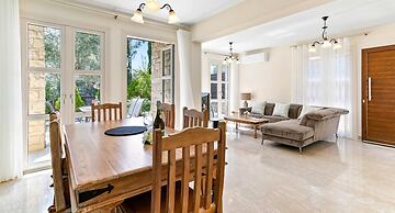 Villa Nefeli - Charming Townhouse in the Heart of Aphrodite Hills Reso