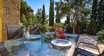 Villa Nefeli - Charming Townhouse in the Heart of Aphrodite Hills Reso