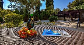 Villa Nefeli - Charming Townhouse in the Heart of Aphrodite Hills Reso