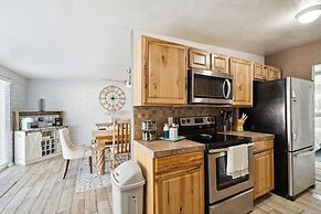 Family-friendly Desert Oasis 5 Bedroom Home by RedAwning