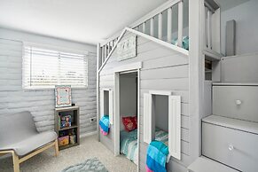 Family-friendly Desert Oasis 5 Bedroom Home by RedAwning